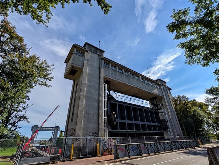 Sluis in de steigers