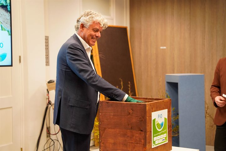 Gedeputeerde Faassen zet zijn handdruk voor PiO Weerterland