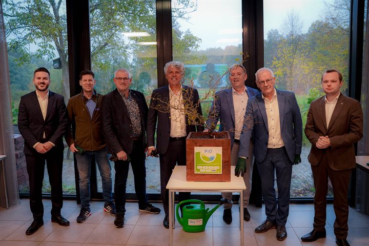 Persmoment met bestuurders die hun handdruk zetten voor Pio Weerterland