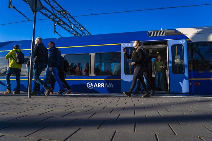 Arriva trein met uitstappende mensen