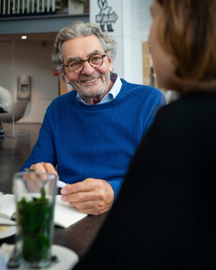Guido Wevers in gesprek met een vrouw