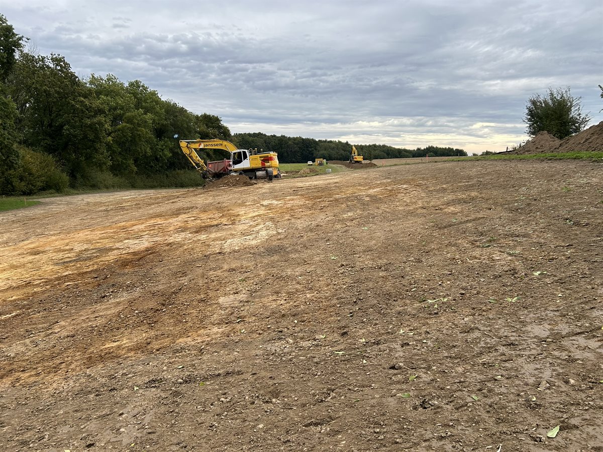 Ontgraving van het terrein met een graafmachine