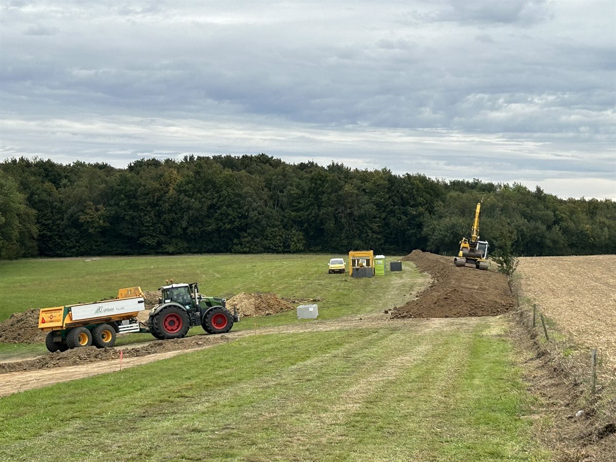 Machines plaatsen een grondwal aan de rand van het gebied