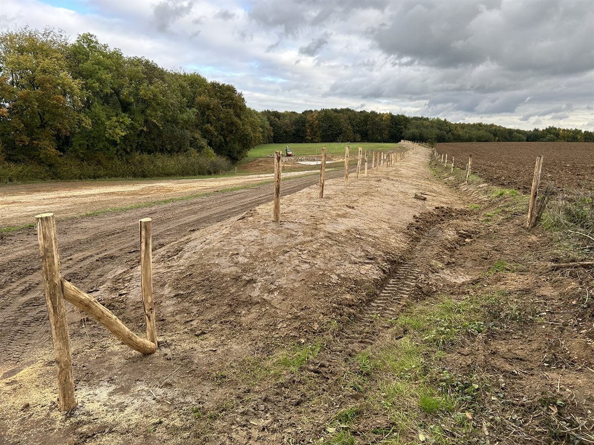 De grondwal na realisatie, afgezet met hekwerk