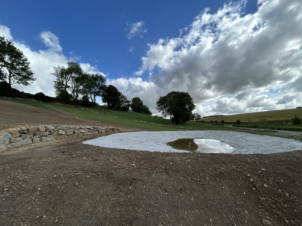 Betonpoel met stapelmuur