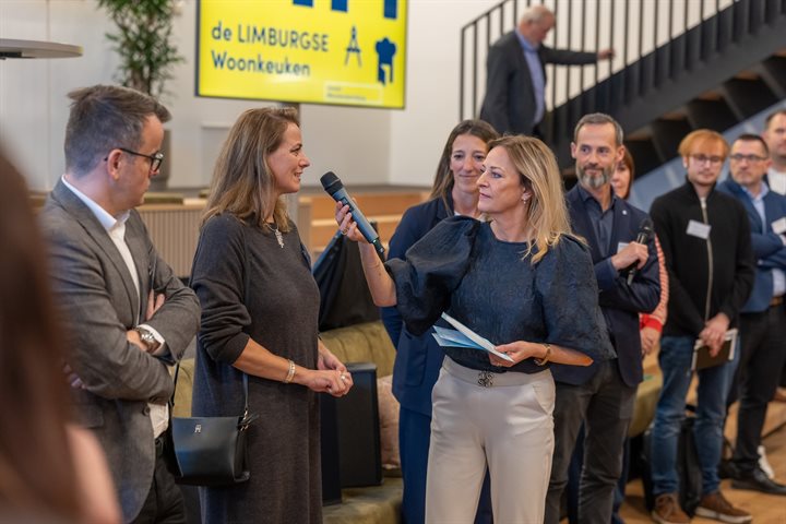 Dagvoorzitter interviewt een gast tijdens de Limburgse Woonkeuken