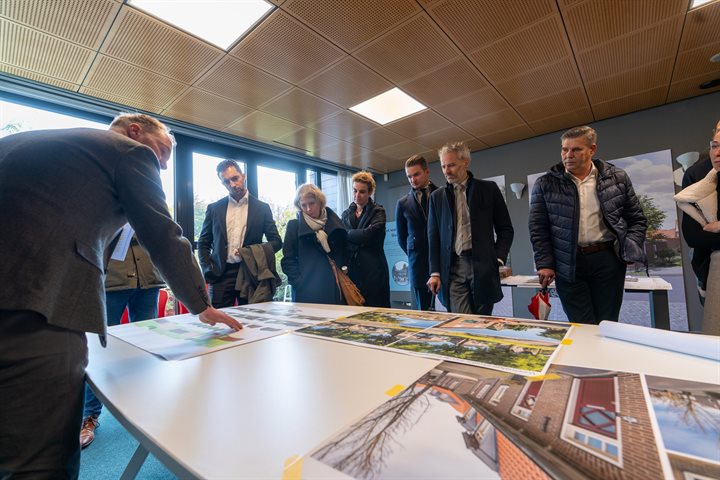 Gasten bekijken foto's tijdens de Woonkeuken