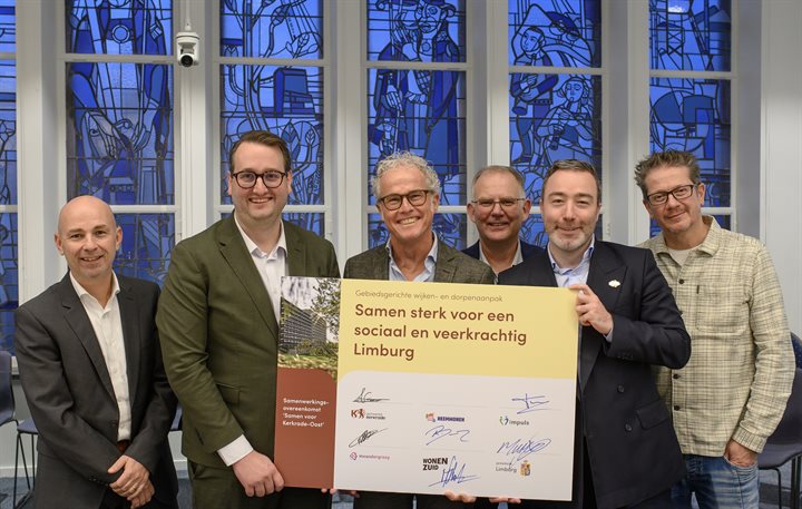 Bestuurders zetten hun handtekening op het bord 'Samen sterk voor een sociaal en veerkrachtig Limburg'