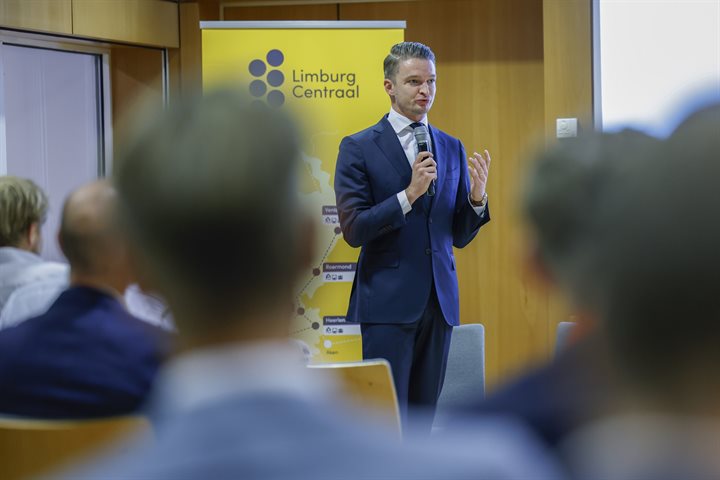Gedeputeerde Theuns aan het woord voor een banner met Limburg Centraal
