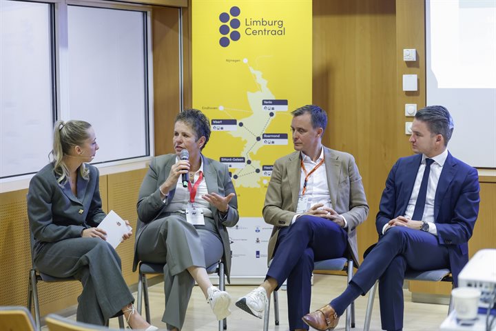 Sprekers op het podium aan het woord tijdens de sessie over Limburg Centraal