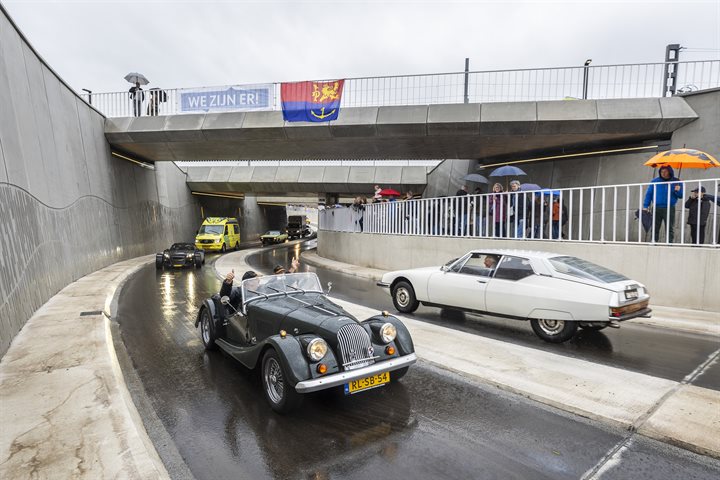 Auto's rijden door de nieuwe onderdoorgang Vierpaardjes