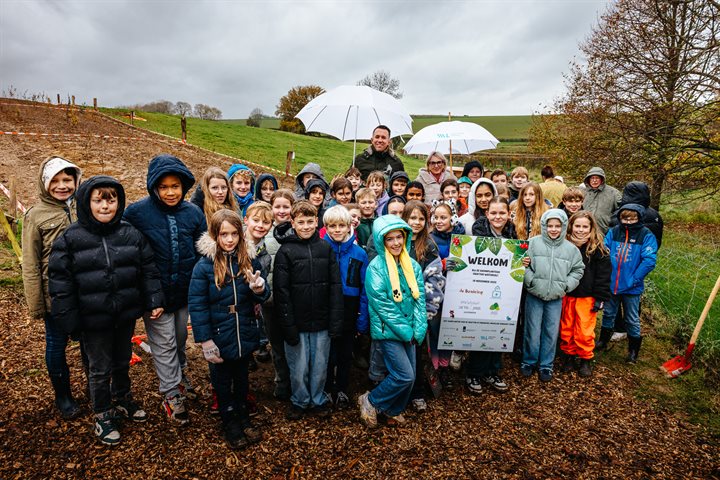Groepsfoto tijdens de boomplantdag in Waterval