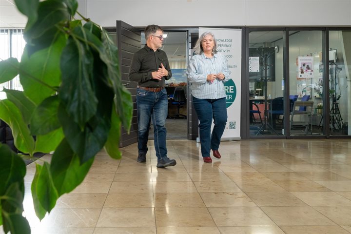 Leon en Heidy wandelend in gesprek