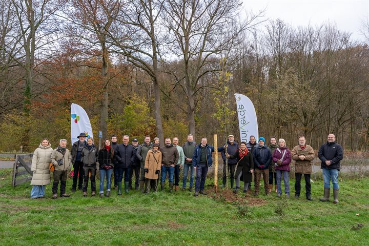 Groepsfoto bij de aanplant van de boom