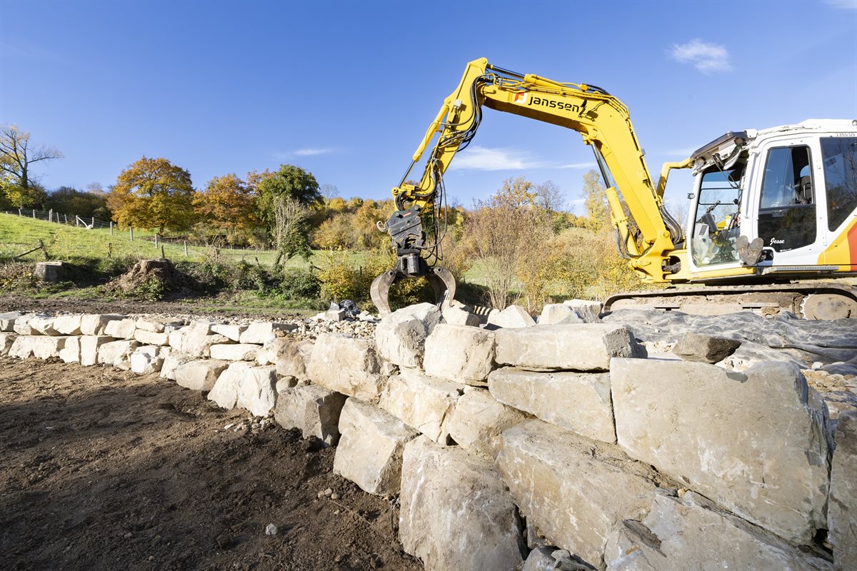 Aanleg poel door graafmachine
