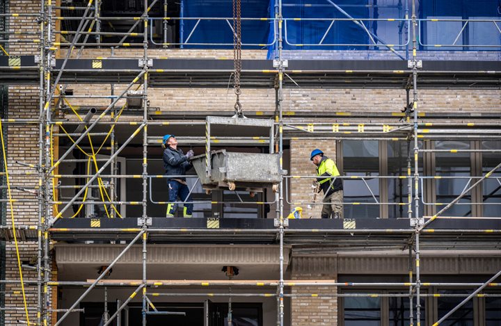 Bouwvakkers aan het werk bij woningbouwlocatie