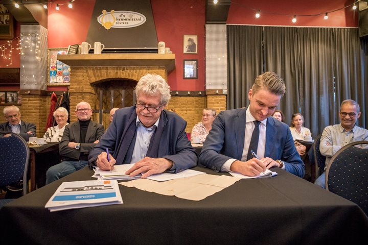 susteren 750 jaar wethouder peter pustjens geert frische gedeputeerde michael theuns harmoniezaal susteren ondertekenen Zipsfotografie20181225201008