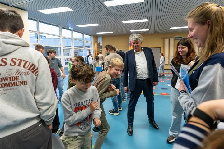 Spelende kinderen in de gymzaal