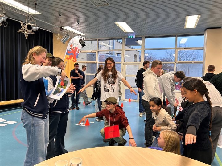 Spelende kinderen in de gymzaal
