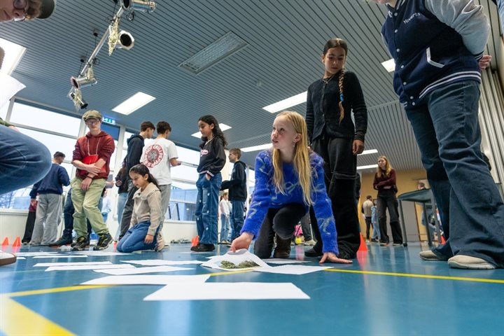 Spelende kinderen in de gymzaal
