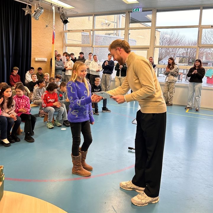 Prijsuitreiking met de kinderen in de gymzaal