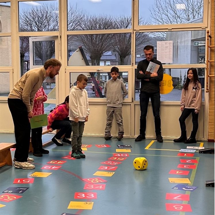 Spelende kinderen in de gymzaal