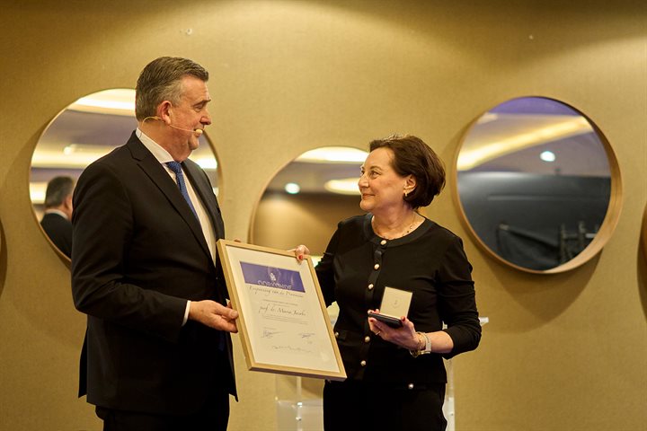 Maria Jacobs ontvangt de oorkonde uit handen van Gouverneur Emile Roemer