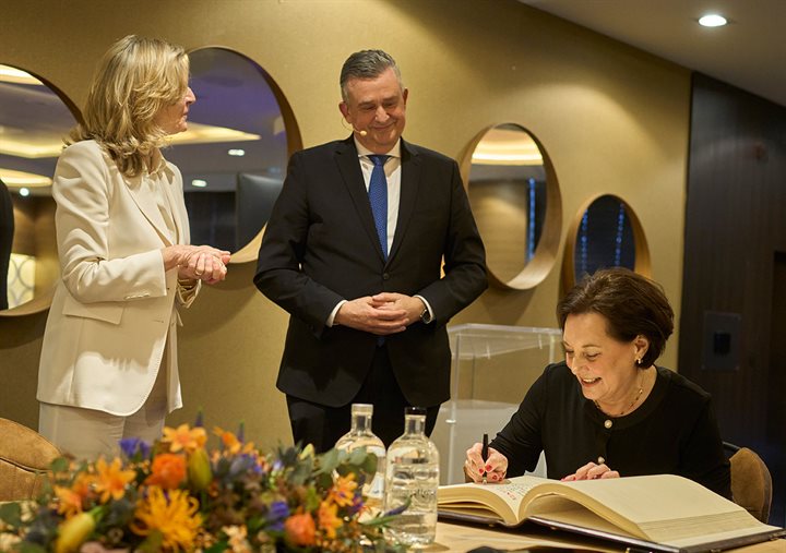 Maria Jacobs tijdens de overhandiging van de oorkonde