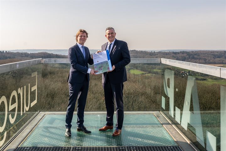 Kim Putters ontvangt de Toekomstvisie Limburg 2050 uit handen van gouverneur Emile Roemer