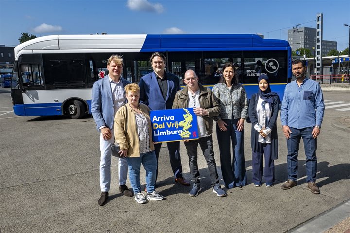 Bestuurders met reizigers en bord Arriva Dal Vrij Limburg, op de achtergrond een bus