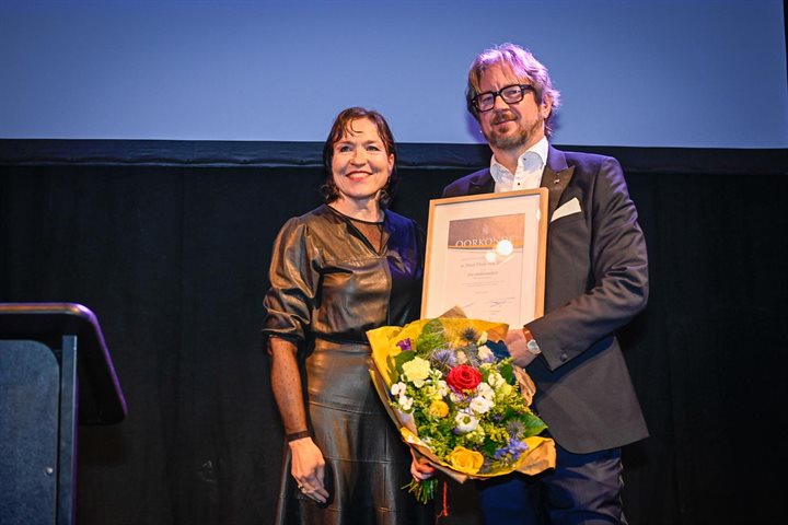 Gedeputeerde Demollin-Schneiders reikt het predicaat Ere-ambassadeur van de Provincie Limburg uit aan Peter Thuis.