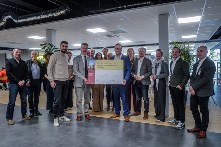 Bestuurders tekenen de samenwerkingsovereenkomst in Heerlen