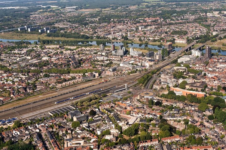 Stationsgebied Venlo vanuit de lucht, met woningbouw en de Maas op de achtergrond