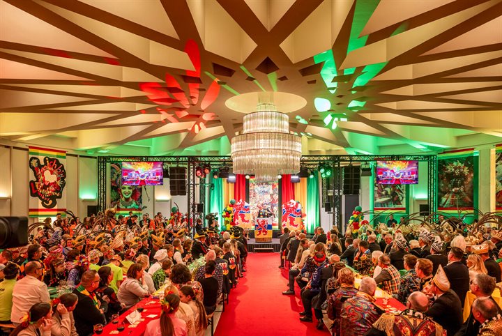 Gouverneur Roemer aan het woord tijdens zijn buut