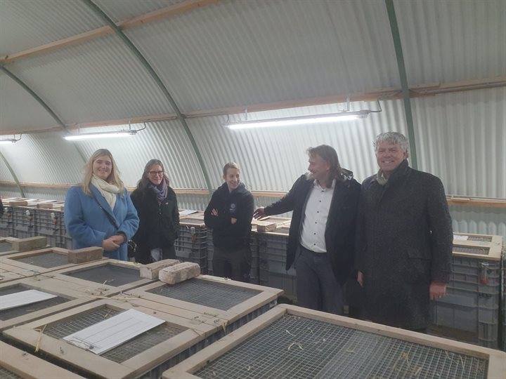 De delegatie in de loods van het fokprogramma