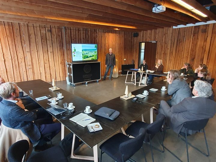 Presentatie met uitleg over de korenwolf aan de delegatie