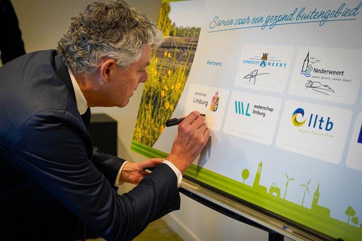 Gedeputeerde Faassen zet namens Provincie Limburg zijn handtekening