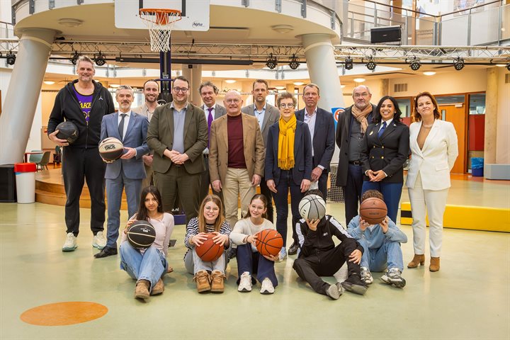 Bestuurders tekenen de samenwerking in Venlo