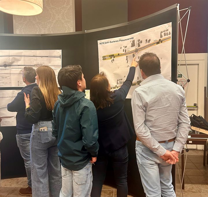 Bezoekers bekijken de ontwerpen tijdens de inloopavond