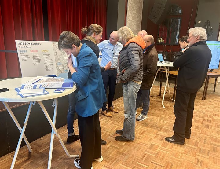 Bezoekers in gesprek tijdens de inloopavond