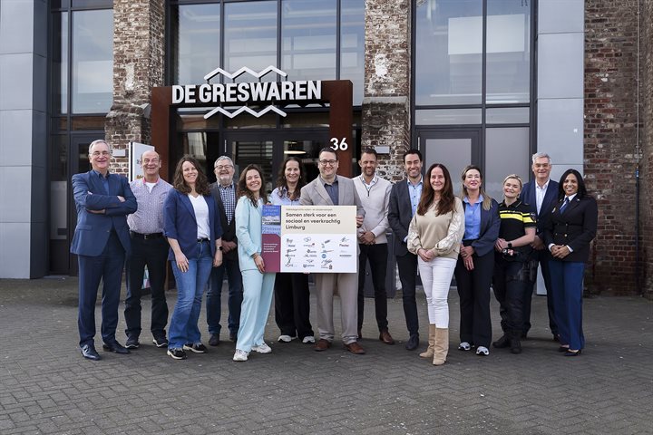 Groepsfoto met alle betrokkenen bij de Gebiedsgerichte Wijken- en Dorpenaanpak Beesel