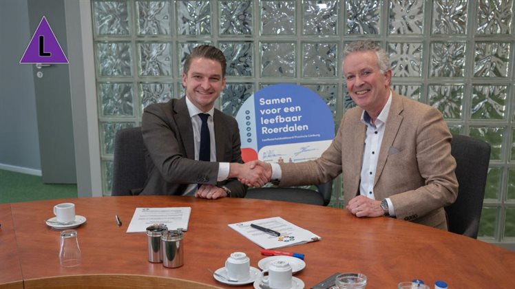 Gedeputeerde Theuns en wethouder Smits tekenen de samenwerking