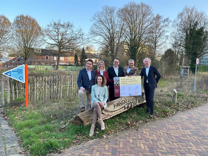 Gedeputeerde Marc van Caldenberg met de andere ondertekenaars van de samenwerkingsovereenkomst Donderberg in Roermond.