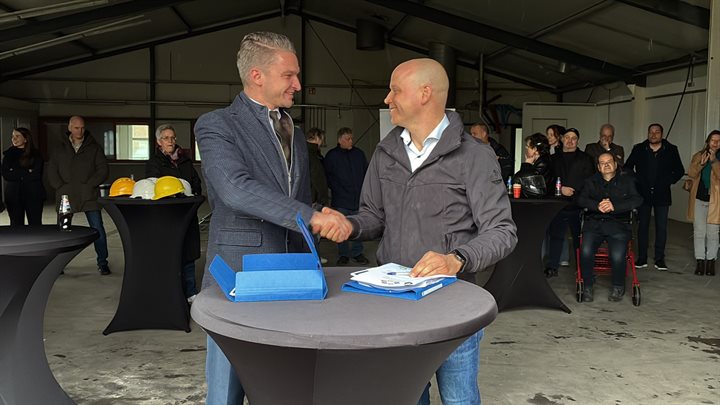 Gedeputeerde Theuns en wethouder Bouten bekrachtigen de samenwerking