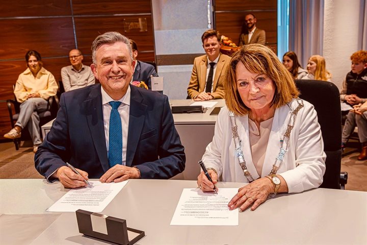 Roemer en burgemeester Rijt-Van der Kruis zetten hun handtekening