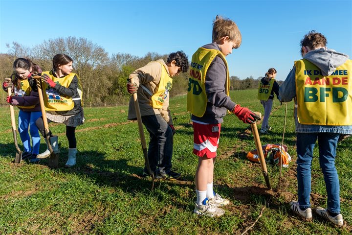 Leerlingen van Basisschool de Keerkring tijdens het plantmoment in Cadier en Keer