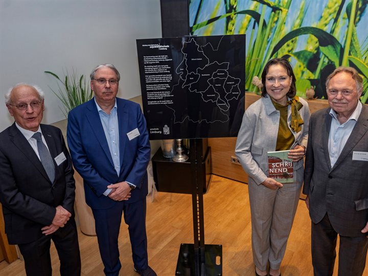 Onthulling van het waarderingsplaquette met het nieuwe boek Schrijnend