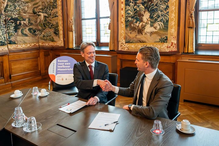 Wethouder Bastiaens en gedeputeerde Theuns bekrachtigen de samenwerking.