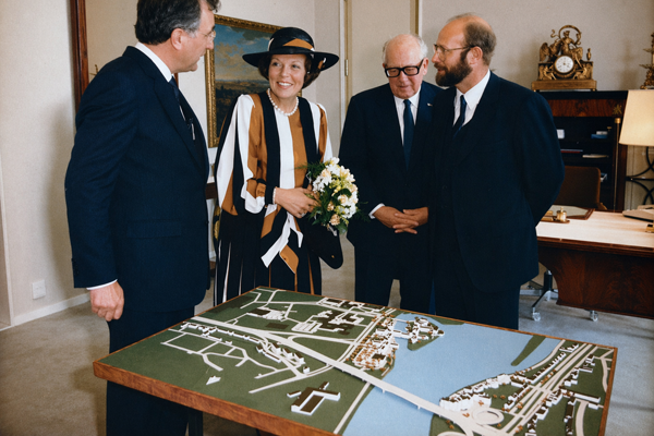 Voormalig koningin Beatrix bekijkt een model van het Gouvernement