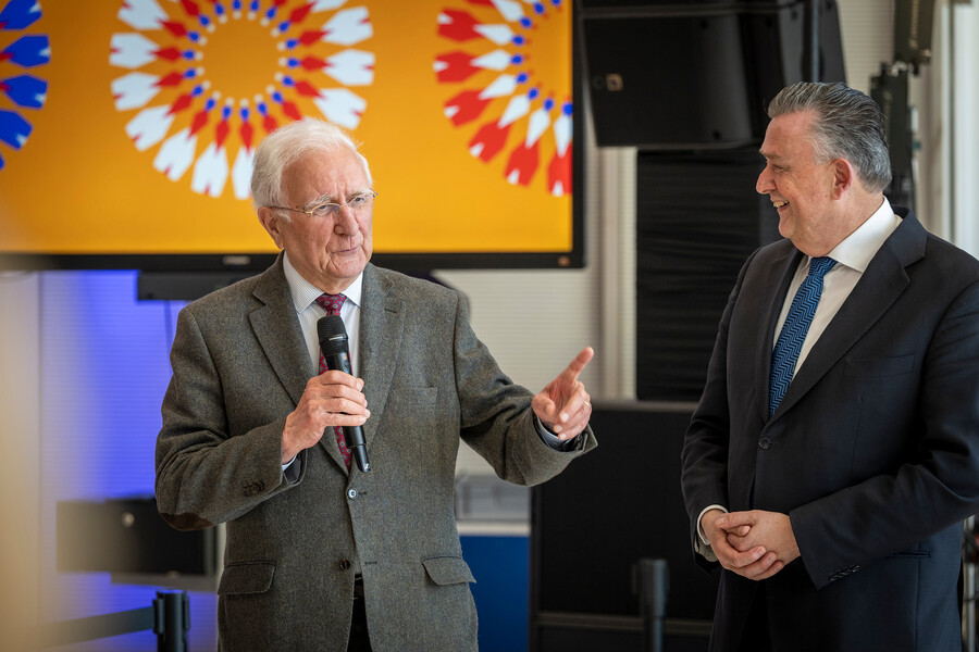 Oud gouverneur Sjeng Kremers en huidig gouverneur Emile Roemer